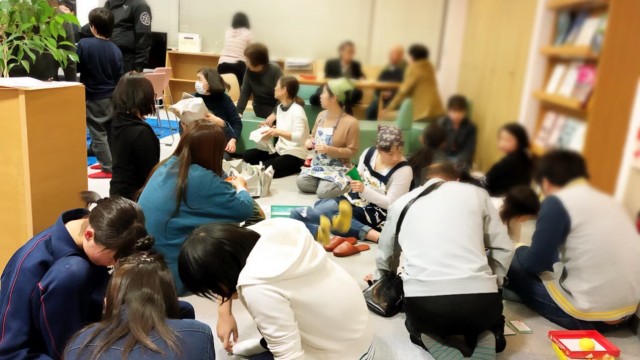 食後の休憩のひとこまです。