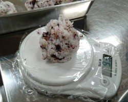 おにぎりも計量器でちゃんと計ります