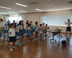 腸内の働きが活発になる体操開始!