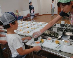 トレーから落とさないでよ~!