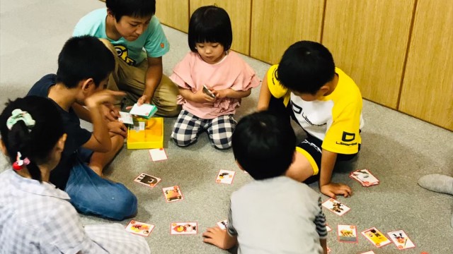 大きなこどもが年少さんを優しく指導です。