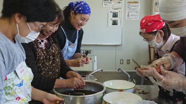 ひたすら栗の皮剥きです!