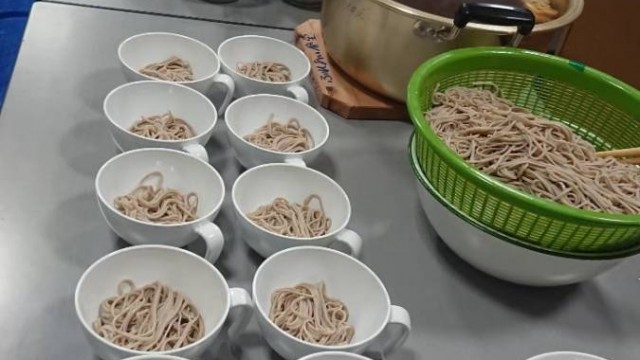 小分けしたおそばにあったかいお汁を!