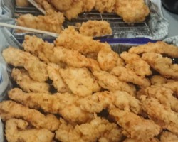 カラッと揚がった「チキンカツ」です