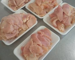 カレーの具材は「チキン」です。