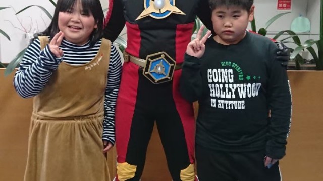 正義の見方とハイチーズ!