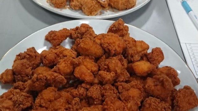 揚げたて熱々のヒレカツ&から揚げで~す。