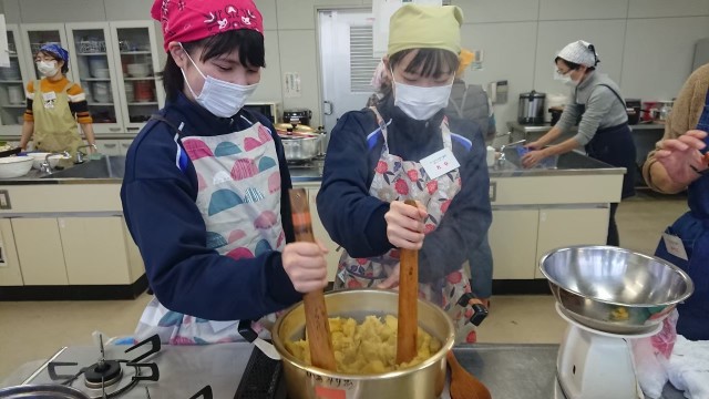 サツマイモモンブランづくりに奮闘中!