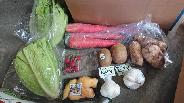 今月も新鮮な野菜や果物などたくさん寄付頂き感謝です。