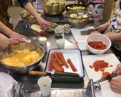 調理台は具材でいっぱいになります