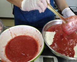 苺のお団子づくりです